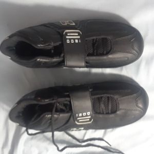 New balance black  8.5 US. style 1200 with round cleats